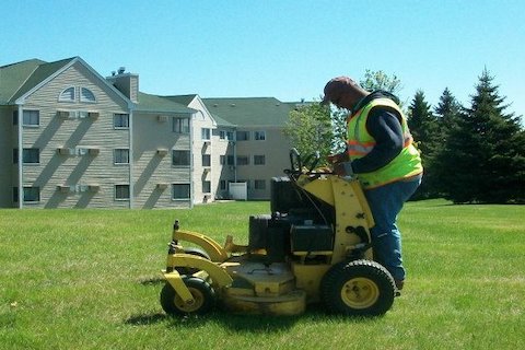 Commercial and residential lawn care services in Bloomington MN